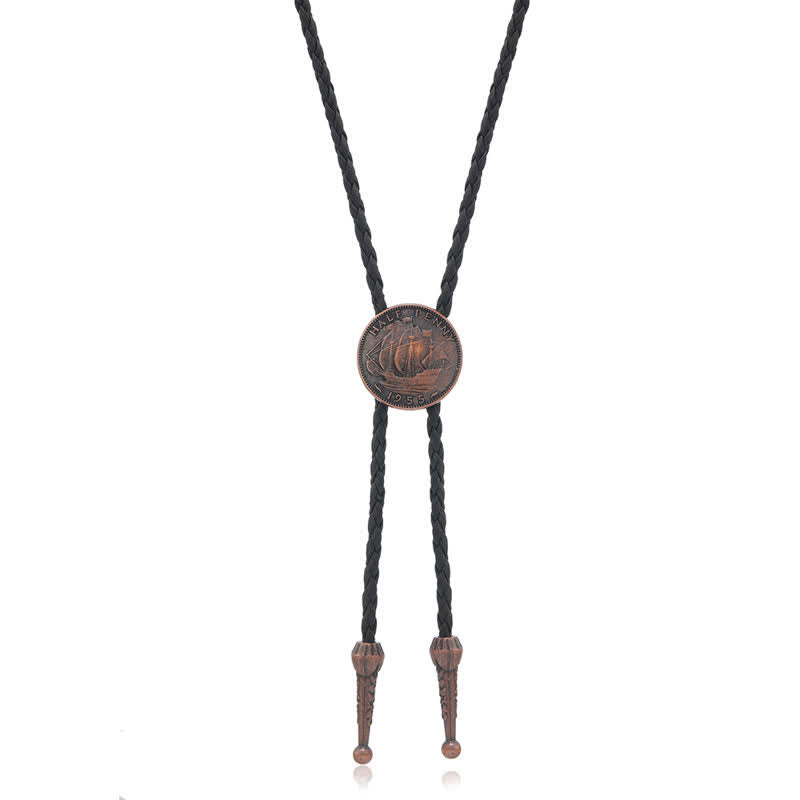 Corbata de cuero con forma de bolo y moneda antigua de tres veleros
