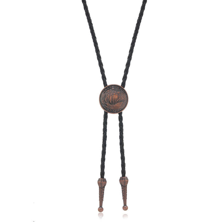 Corbata de cuero con forma de bolo y moneda antigua de tres veleros
