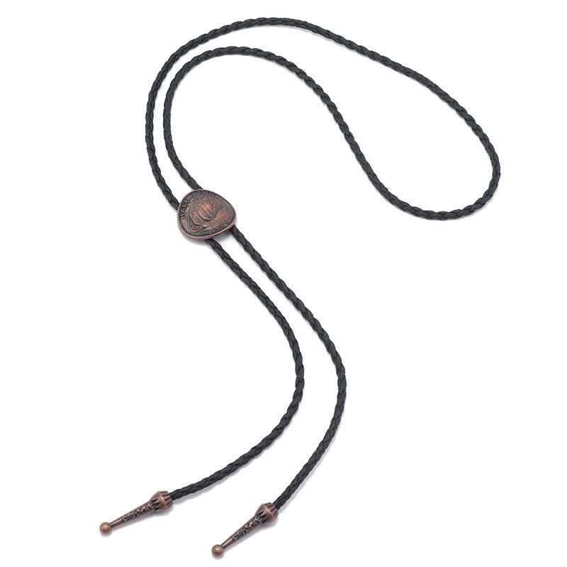 Corbata de cuero con forma de bolo y moneda antigua de tres veleros