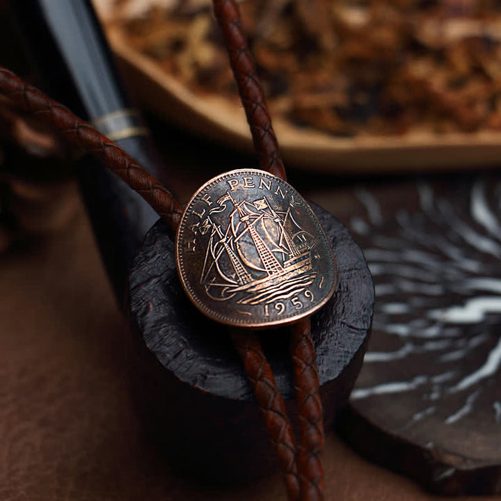 Corbata de cuero con forma de bolo y moneda antigua de tres veleros