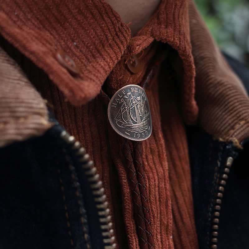 Corbata de cuero con forma de bolo y moneda antigua de tres veleros