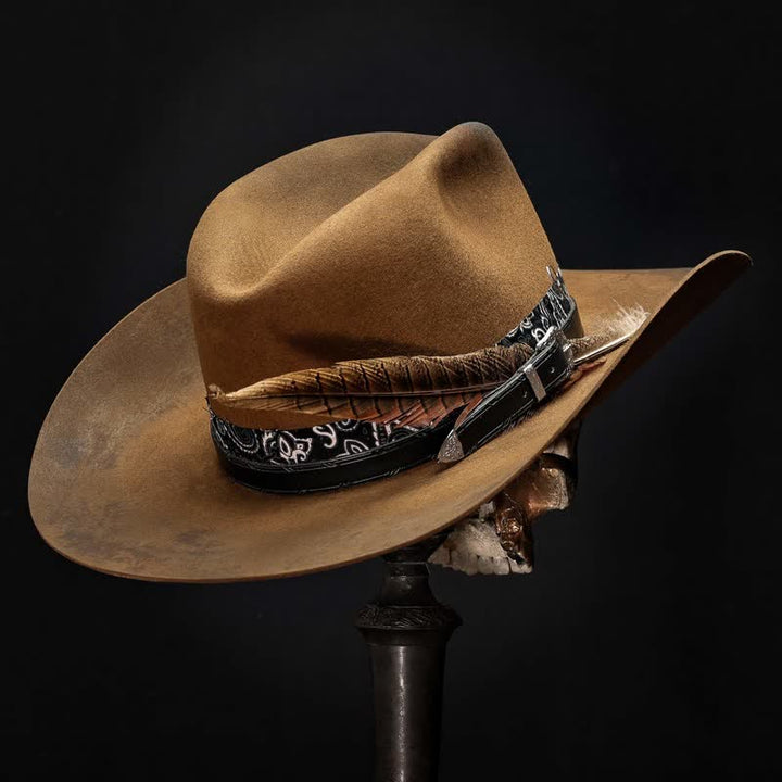 Sombrero de vaquero de lana con plumas y correa de cuero de cachemira