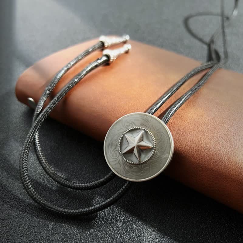 Elegante corbata bolo con esmalte azul y estrella de cinco puntas