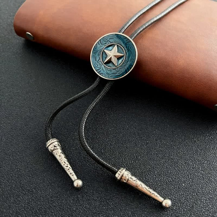 Elegante corbata bolo con esmalte azul y estrella de cinco puntas