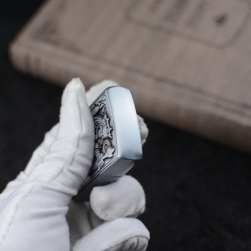 Encendedor de butano recargable con forma de rueda de afilar Skull King