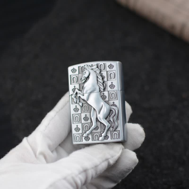 Encendedor de butano recargable con forma de rueda de afilar de Roaring Horse