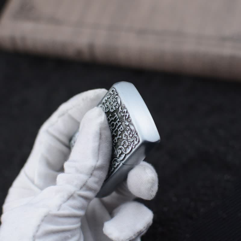 Encendedor de butano recargable con forma de cruz de la Santa Biblia