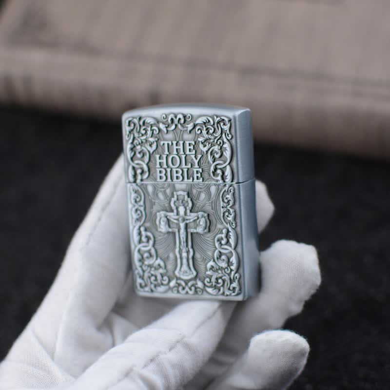 Encendedor de butano recargable con forma de cruz de la Santa Biblia
