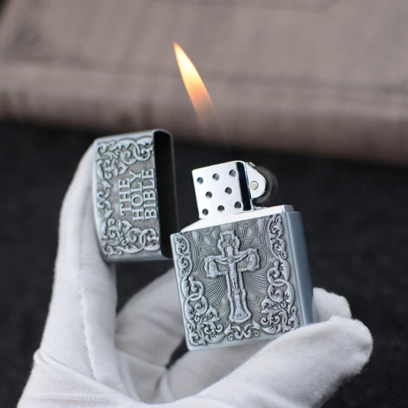 Encendedor de butano recargable con forma de cruz de la Santa Biblia