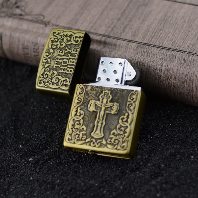 Encendedor de butano recargable con forma de cruz de la Santa Biblia