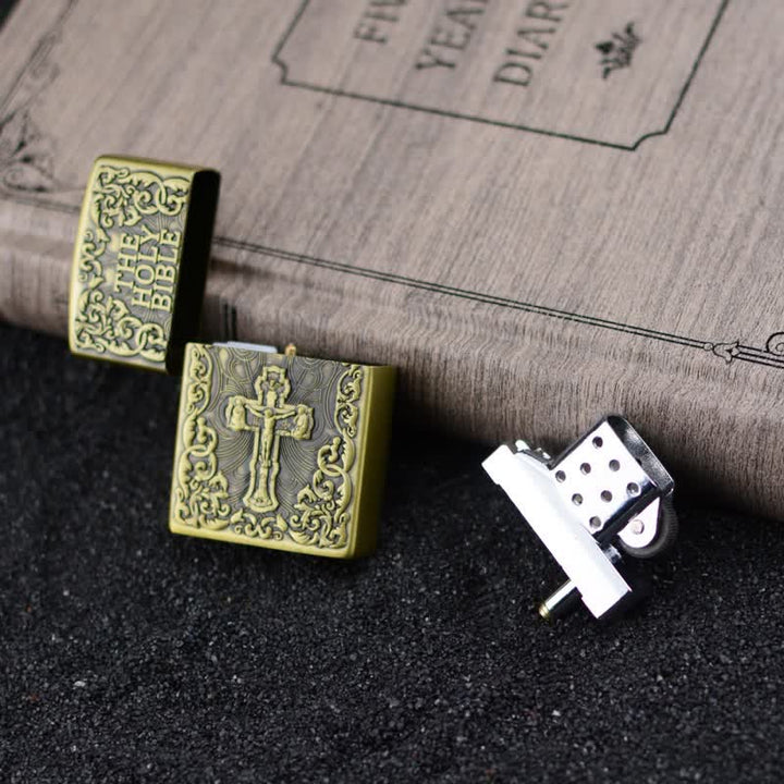 Encendedor de butano recargable con forma de cruz de la Santa Biblia