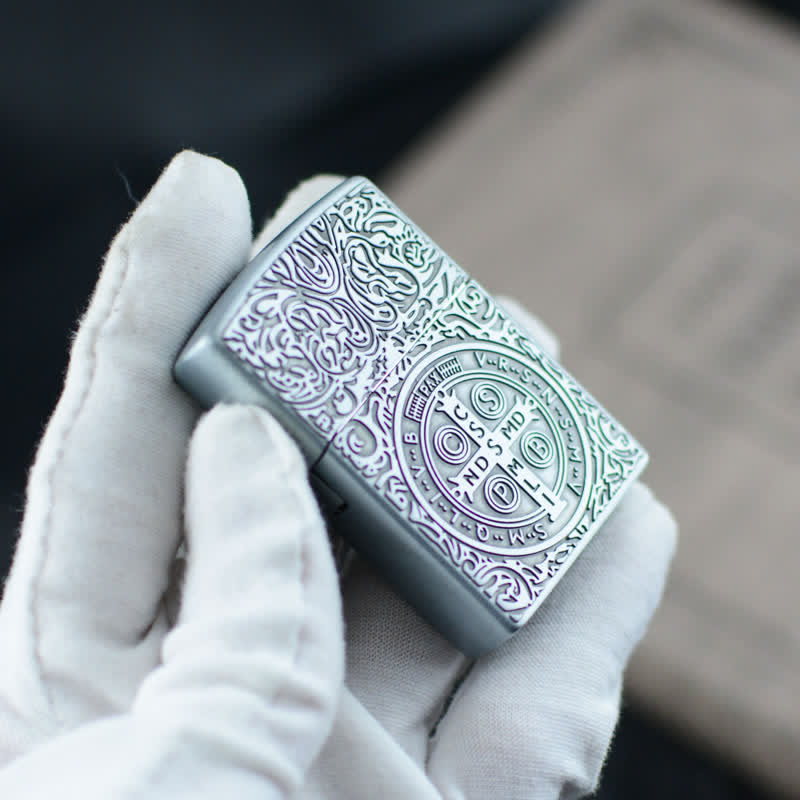 Encendedor de butano recargable con rueda de afilar tallada en cruz