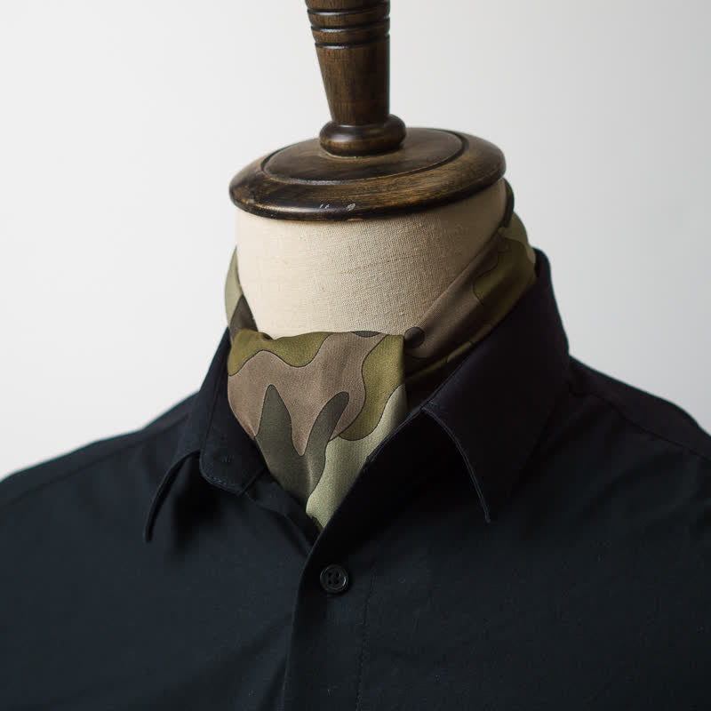 Bufanda cuadrada con estampado de camuflaje y hebilla