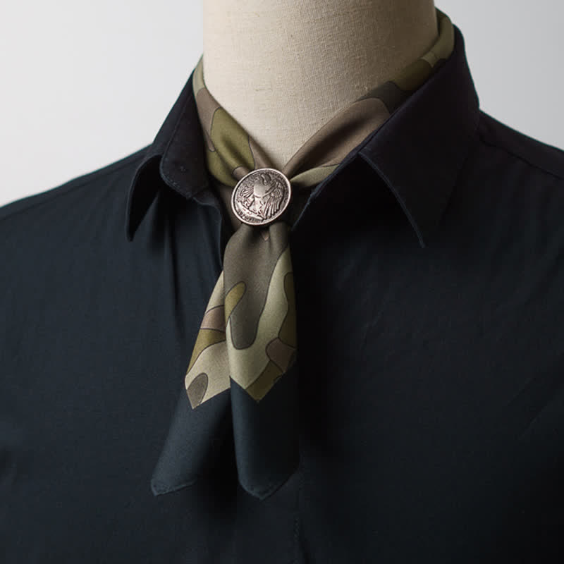 Bufanda cuadrada con estampado de camuflaje y hebilla