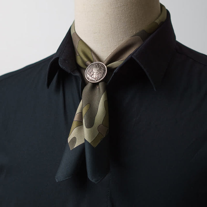 Bufanda cuadrada con estampado de camuflaje y hebilla
