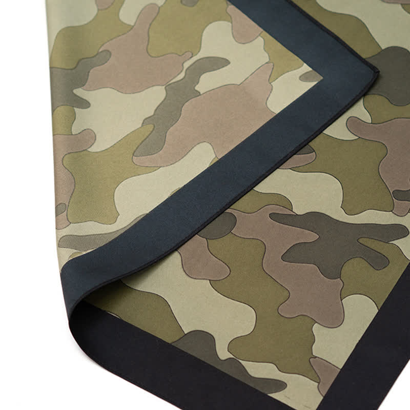 Bufanda cuadrada con estampado de camuflaje y hebilla