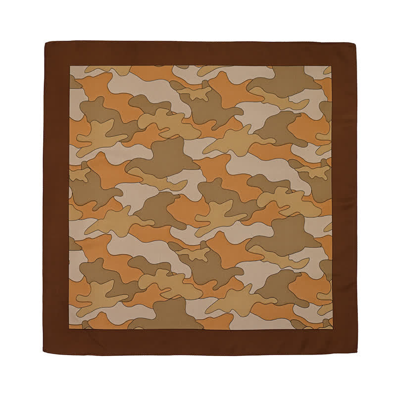 Bufanda cuadrada con estampado de camuflaje y hebilla