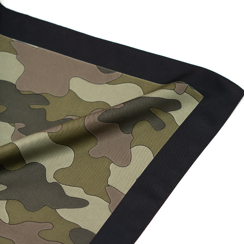 Bufanda cuadrada con estampado de camuflaje y hebilla