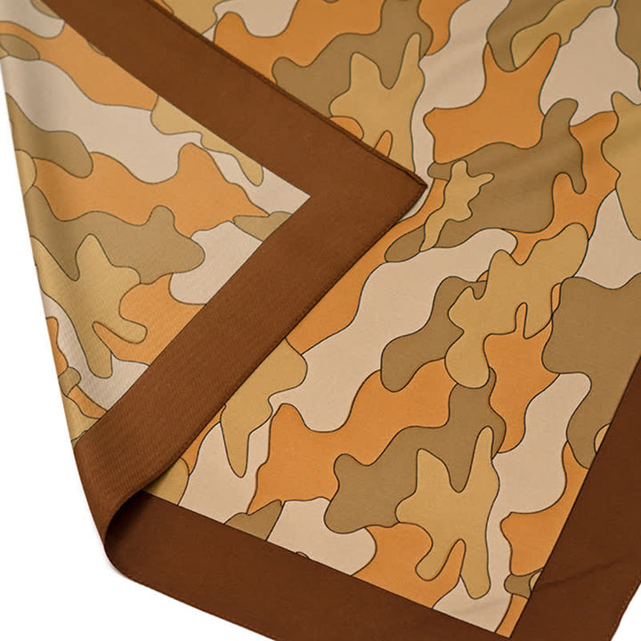 Bufanda cuadrada con estampado de camuflaje y hebilla