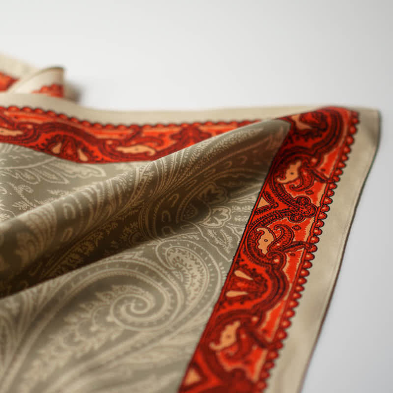 Bufanda cuadrada con estampado paisley exótico y hebilla