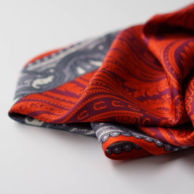 Bufanda cuadrada con estampado paisley exótico y hebilla