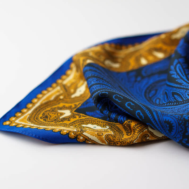 Bufanda cuadrada con estampado paisley exótico y hebilla