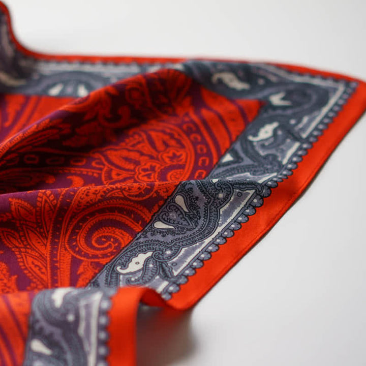 Bufanda cuadrada con estampado paisley exótico y hebilla