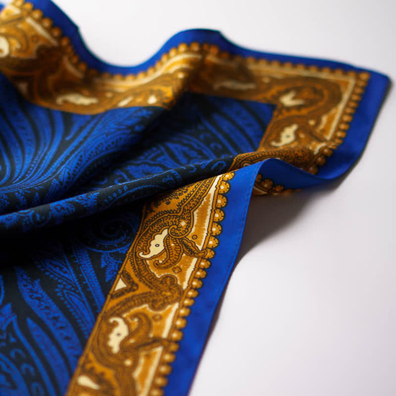 Bufanda cuadrada con estampado paisley exótico y hebilla