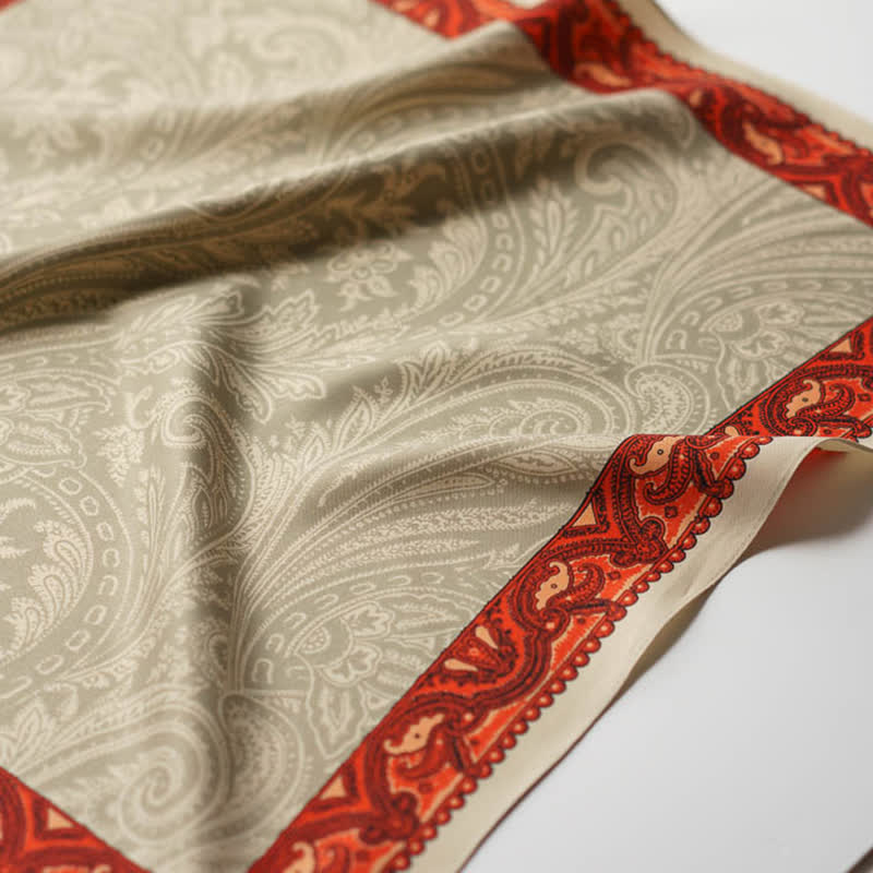 Bufanda cuadrada con estampado paisley exótico y hebilla