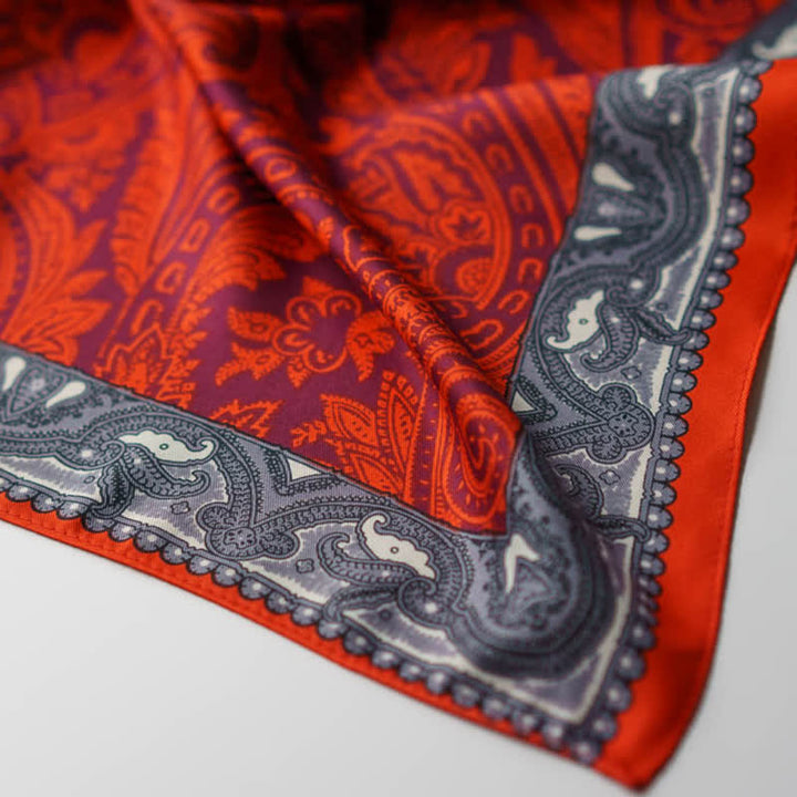 Bufanda cuadrada con estampado paisley exótico y hebilla