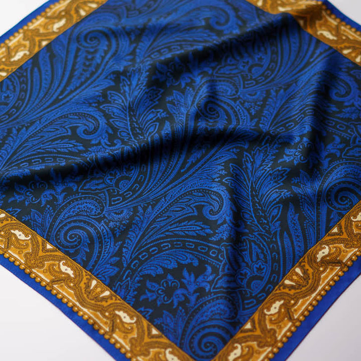 Bufanda cuadrada con estampado paisley exótico y hebilla