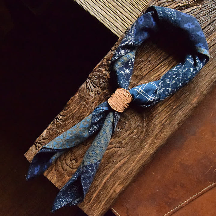 Bufanda cuadrada de patchwork azul con hebilla de cuero