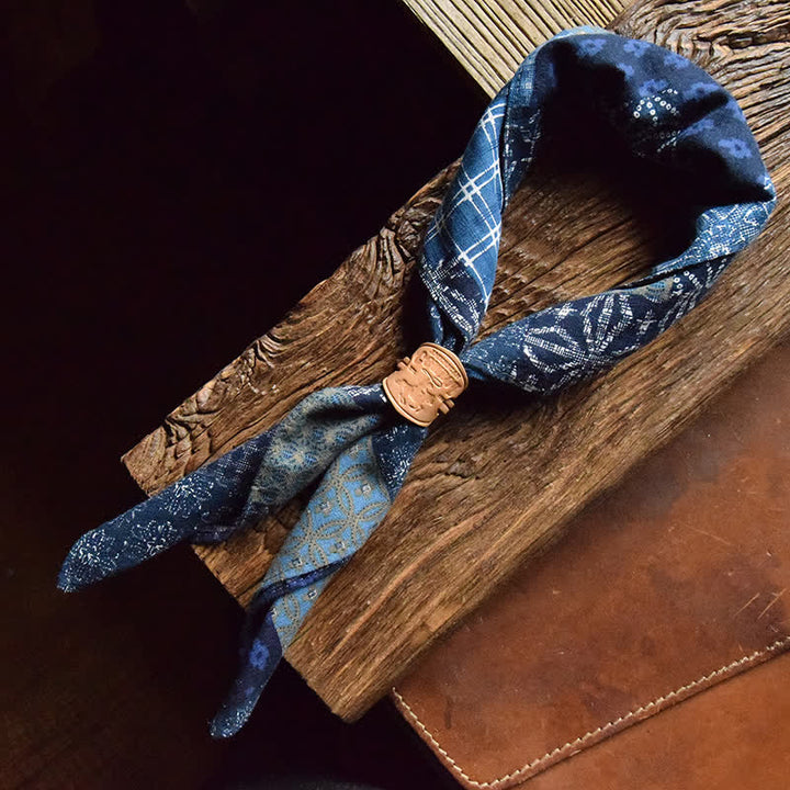 Bufanda cuadrada de patchwork azul con hebilla de cuero