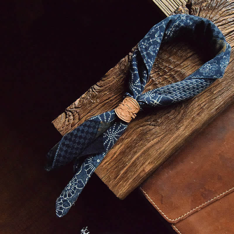 Bufanda cuadrada de patchwork azul con hebilla de cuero
