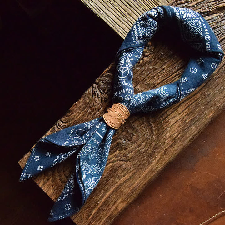 Bufanda cuadrada de patchwork azul con hebilla de cuero