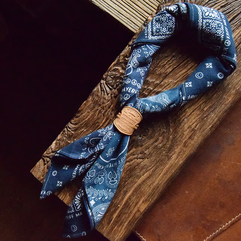 Bufanda cuadrada de patchwork azul con hebilla de cuero