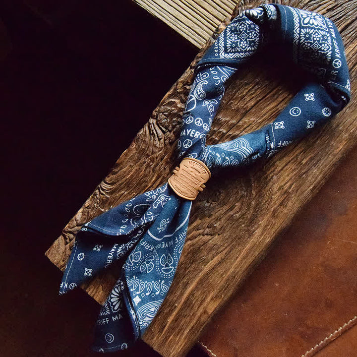 Bufanda cuadrada de patchwork azul con hebilla de cuero