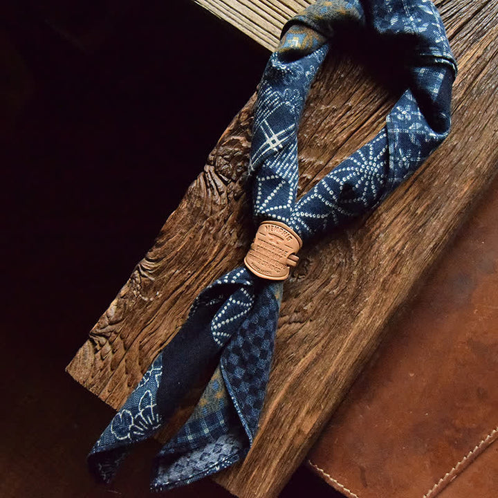 Bufanda cuadrada de patchwork azul con hebilla de cuero