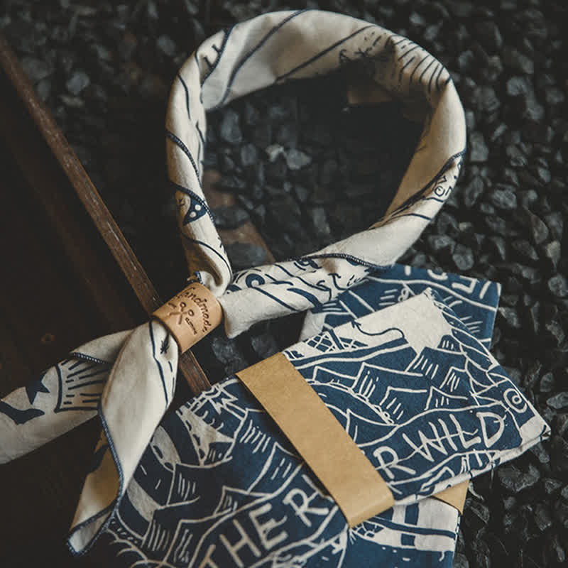 Bufanda cuadrada de cuero con estampado de vela color marfil y hebilla