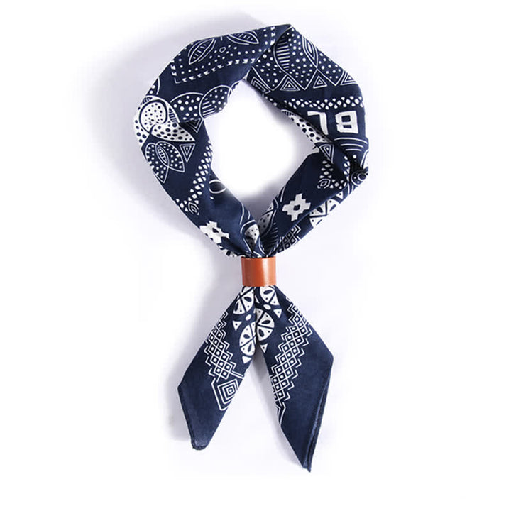 Bufanda cuadrada con estampado floral étnico y hebilla