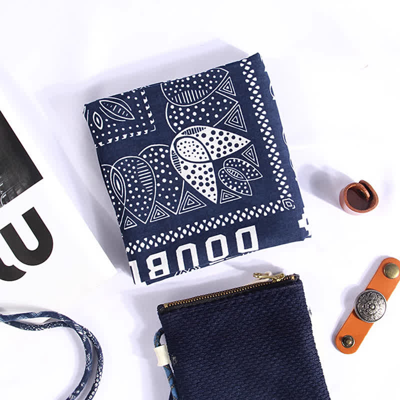 Bufanda cuadrada con estampado floral étnico y hebilla