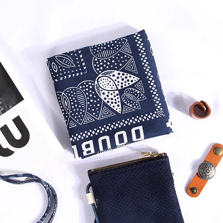 Bufanda cuadrada con estampado floral étnico y hebilla