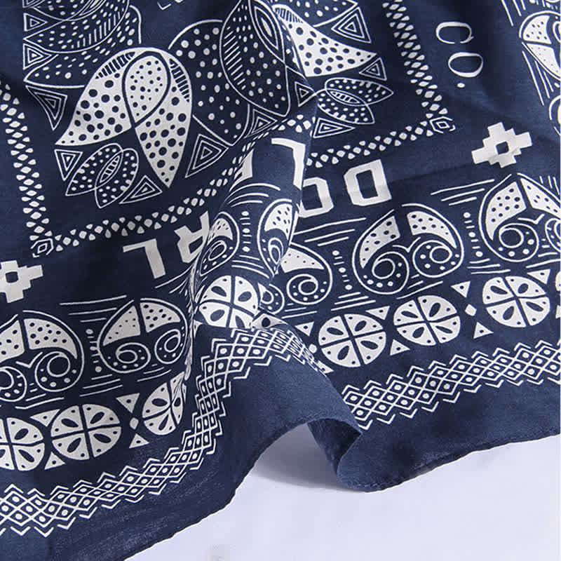 Bufanda cuadrada con estampado floral étnico y hebilla
