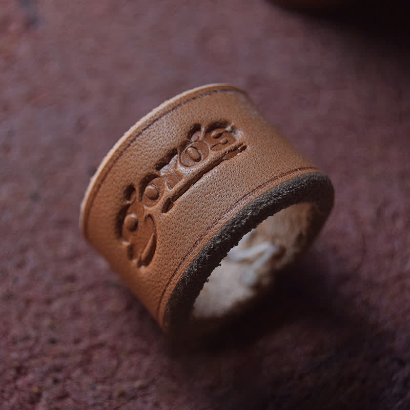 Anillo de cuero con estampado de letras en relieve y estilo retro