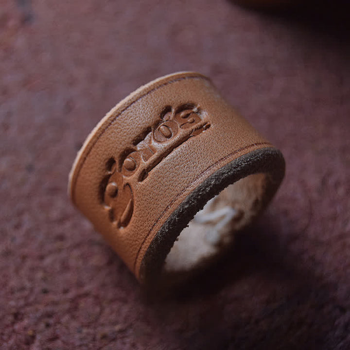 Anillo de cuero con estampado de letras en relieve y estilo retro