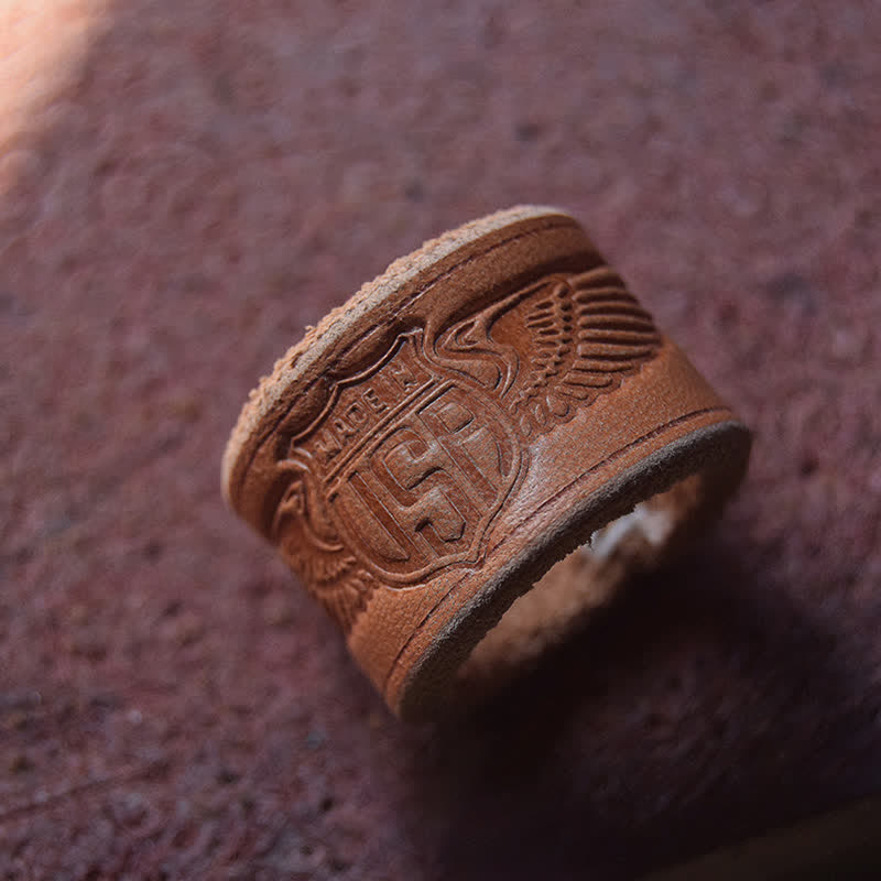 Anillo de cuero con estampado de letras en relieve y estilo retro