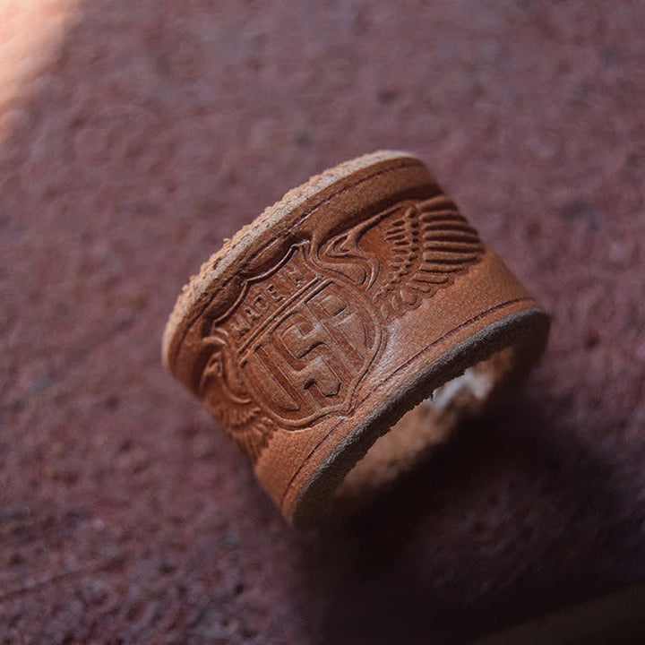 Anillo de cuero con estampado de letras en relieve y estilo retro