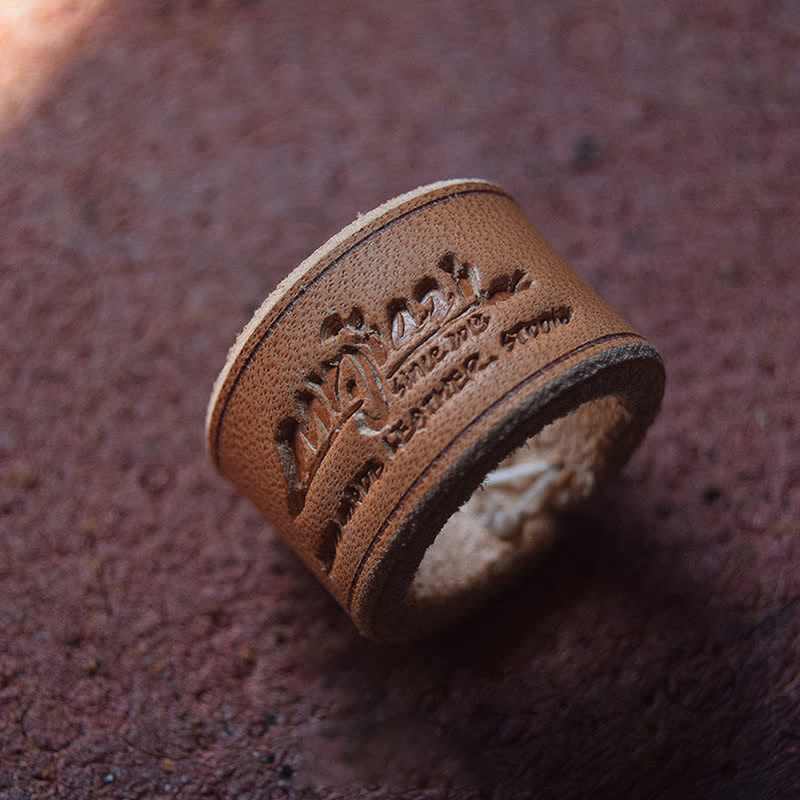Anillo de cuero con estampado de letras en relieve y estilo retro