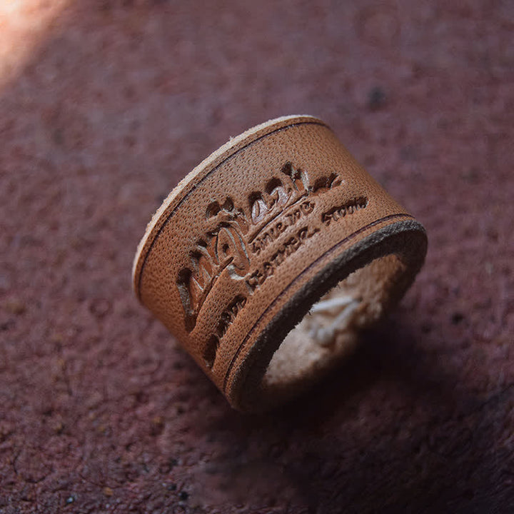 Anillo de cuero con estampado de letras en relieve y estilo retro