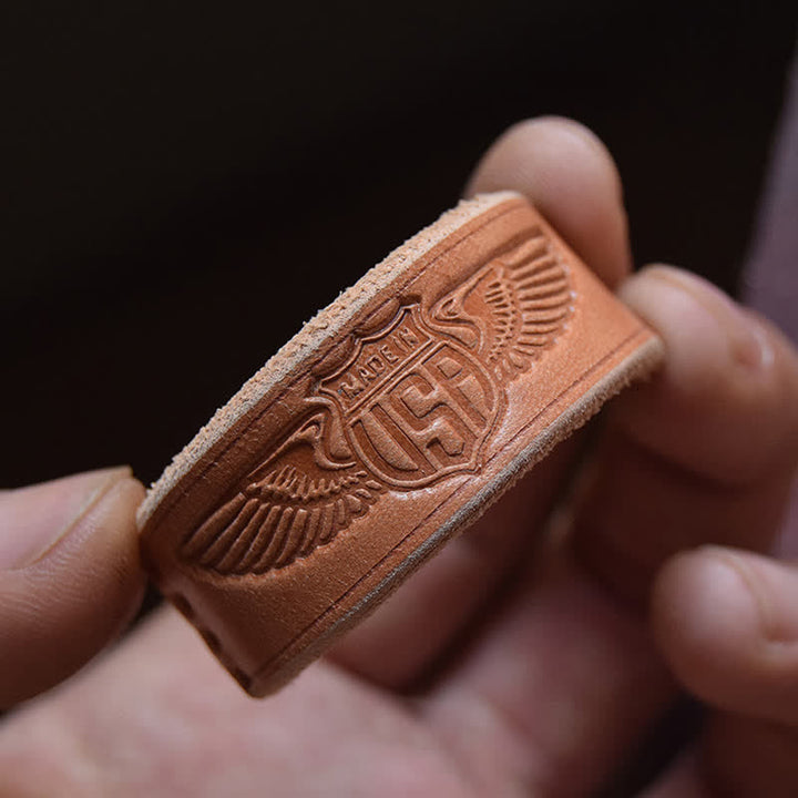 Anillo de cuero con estampado de letras en relieve y estilo retro